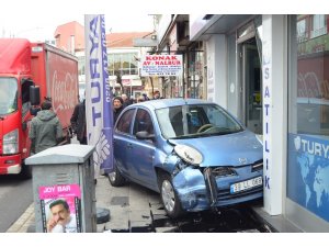 Kırklareli’de kontrolden çıkan otomobil iş yerine daldı