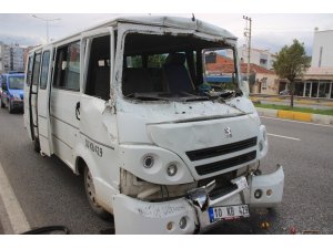 Servis minibüsü ile kamyon çarpıştı, 6 zeytin işçisi yaralandı