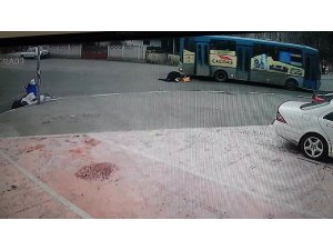 Seyir halindeyken halk otobüsünün kırılan kapısından düştü