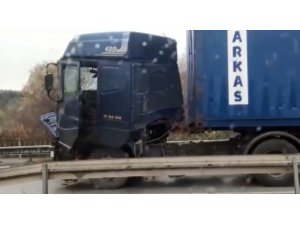 İki tır çarpıştı, kilometrelerce araç kuyruğu oluştu