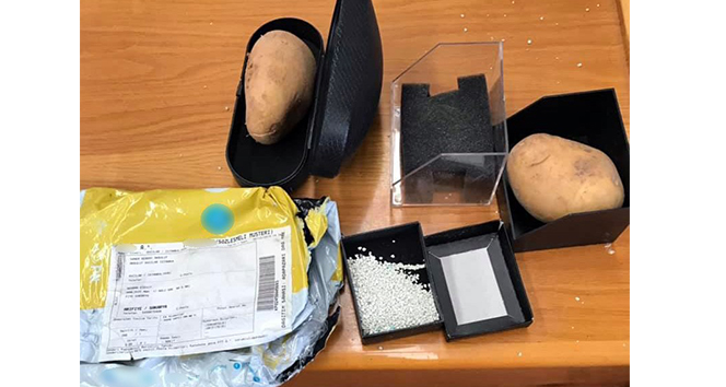 İnternetten saat ile gözlük siparişi verdi, ambalaj içinden kum ve patates çıktı