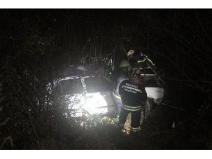 Yoldan çıkan otomobil 20 metre aşağı uçtu: 3 yaralı