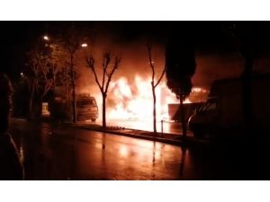 Sultangazi’de mobilya imalathanesi alev alev yandı
