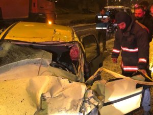 Başkent’te 2 araca çarpan otomobilin sürücüsü kabin içinde sıkıştı