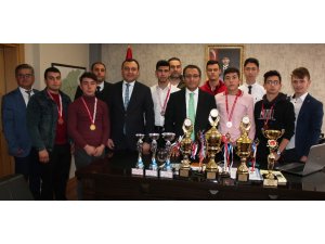 Şampiyonluk sevinçlerini Kaymakam Uçgun’la paylaştılar