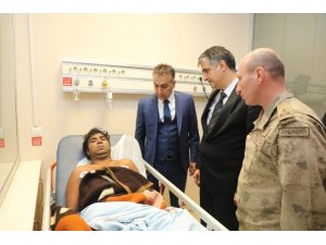 Vali Çağatay’dan alabora olan tekneden kurtarılan yaralılara ziyaret