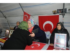 Evladına kavuşma sevincini oturma eylemi yapan annelerle paylaştı