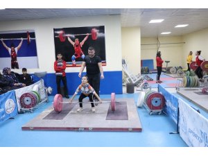 Halter heyecanı 50 sporcunun katılımıyla başladı