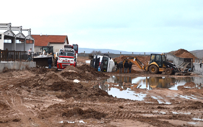 Beton mikseri devrildi: 1 yaralı
