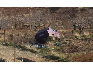 Siirt’te freni tutmayan araç fıstık bahçesindeki tellere çarparak durabildi