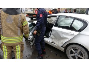 Pendik’te lüks otomobiller birbirine girdi: 2 yaralı