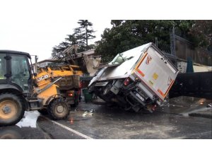 Kamyonda taşınan sac yol kenarındaki kamyonete ok gibi saplandı