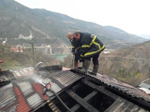 Köyde korkutan yangın: Bir ev kullanılamaz hale geldi