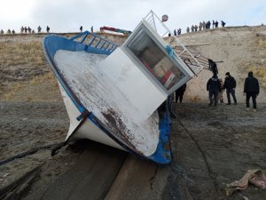 Alabora olan göçmen teknesi karaya çıkarıldı