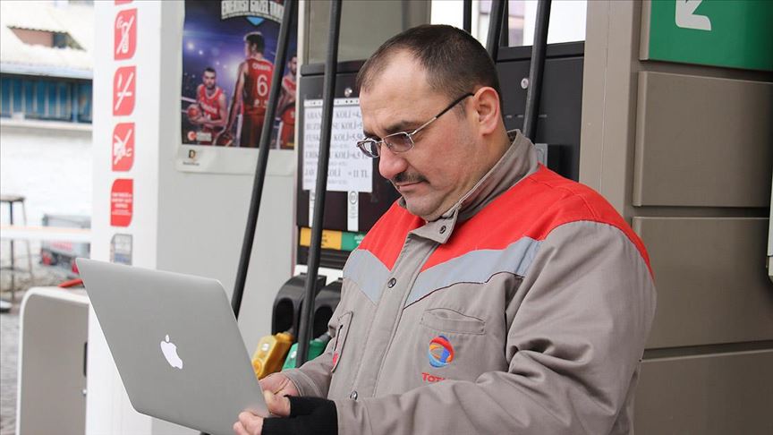 Akaryakıt istasyonu çalışanları AA'nın "Yılın Fotoğrafları" oylamasına katıldı