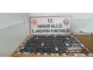 Derecik’te çok sayıda gümrük kaçağı cep telefonu ele geçirildi