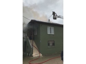 Cami lojmanı çıkan yangında hasar gördü