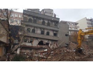 Yağışlar nedeniyle 4 katlı bina çöktü