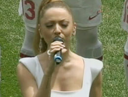 İstiklal Marşı okudu Hadise yarattı