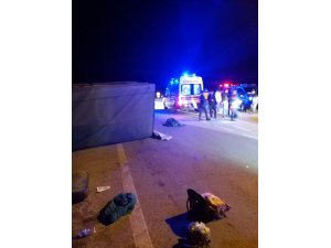 Çanakkale’de kaçak göçmen taşıyan kamyonet devrildi: 32 yaralı
