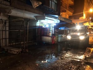 Maskeli bir grup yoldan geçen aracı kurşun yağmuruna tuttu