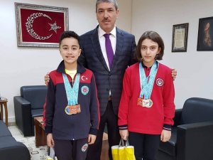 Başarılı sporculara, spor malzemesi hediye etti