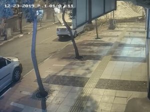 Şiddetli fırtına çatıyı caddenin ortasına uçurdu