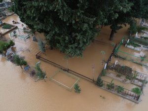 Mezarlık sular altında kaldı