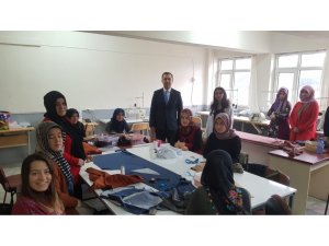 Altıntaş’ta giyim kursu aile ekonomisine katkı sağlıyor