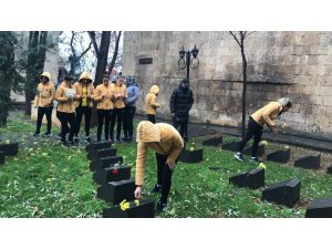 Kadın futbolcular, kadın şehitlerin mezarını ziyaret edip dualar okudu