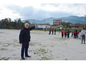 Sancaklıbozköylü çocuklar futbol sahasının yenilenmesini istiyor