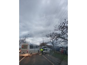Okul servisi ile otomobil çarpıştı 4 yaralı