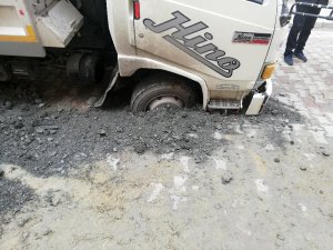 Avcılar’da yol çöktü, kamyon mahsur kaldı