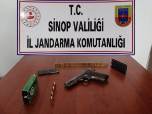 Sinop’ta iki araçta ruhsatsız silah ve uyuşturucu ele geçirildi