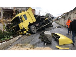 Yoldan çıkan tır evin bahçesine uçtu