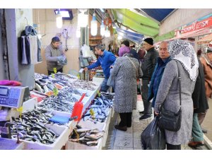 Maaşını alan emekliler balıkçılara koştu