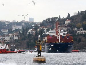 Rumeli Hisarı açıklarında bir yük gemisi kıyıya çarptı