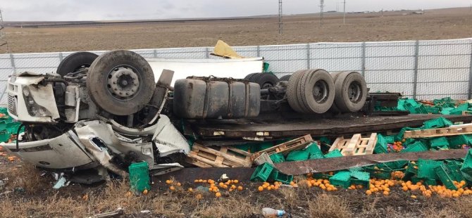 Konya’da portakal yüklü kamyon devrildi: 2 ölü