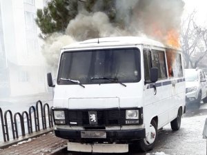 Park halindeki minibüs alev alev yandı