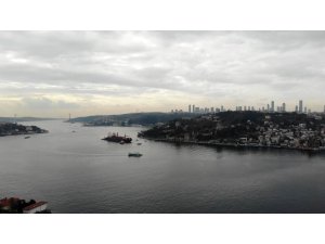 Kıyıya çarpan geminin römorkörle çekildiği anlar havadan görüntülendi