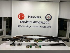 Aracın gösterge paneline saklanan silahı polis böyle buldu