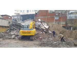 Çöken 4 katlı binanın enkazı kaldırılıyor
