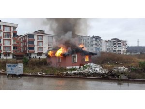Ordu’da tek katlı bina alevlere teslim oldu