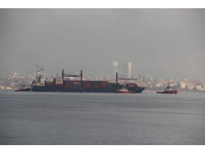 Kıyıya çarpan gemi römorkörler eşliğinde Yenikapı sahile getirildi