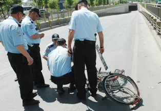 Düşen plaka sürücüyü yakalattı