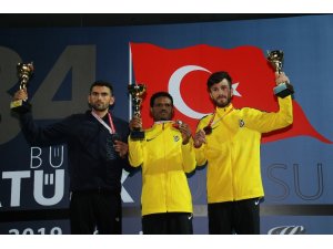 84. Büyük Atatürk Koşusunu kazanan atletler ödüllerini aldı