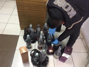 Aksaray'da sahte içki operasyonunda 2 şüpheli yakalandı