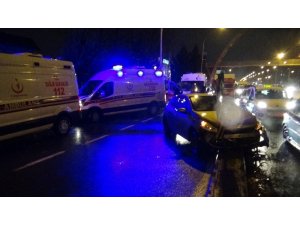 Diyarbakır’da otomobil refüje çarptı: 5 yaralı