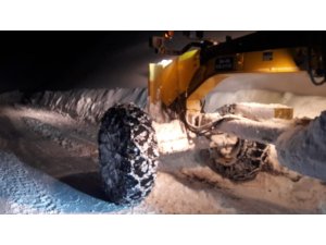 Siirt’te kar yolları kapattı, 2 yaşındaki bebek ekiplerce kurtarıldı
