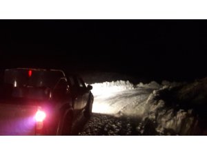 Rahatsızlanan çocuk için kardan yolu kapanan köye ulaştılar